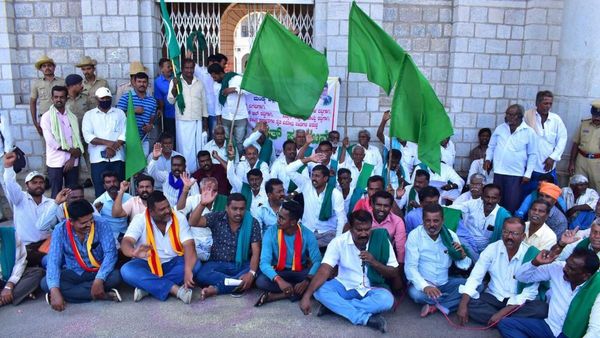 ಮಂಡ್ಯ:ವಿವಿಧ ಬೇಡಿಕೆಗಳ ಈಡೇರಿಕೆಗೆ ಒತ್ತಾಯಿಸಿ ಸರ್ಕಾರ ವಿರುದ್ಧ ರೈತರ ಪ್ರತಿಭಟನೆ