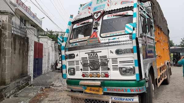 Hit And Drag Case: ವಾಹನಗಳಿಗೆ ಡಿಕ್ಕಿ ಹೊಡೆದು, ಕಾರನ್ನು 3 ಕಿಮೀ.ವರೆಗೆ ಎಳೆದೊಯ್ದ ಟ್ರಕ್ ಚಾಲಕ: ವಿಡಿಯೋ