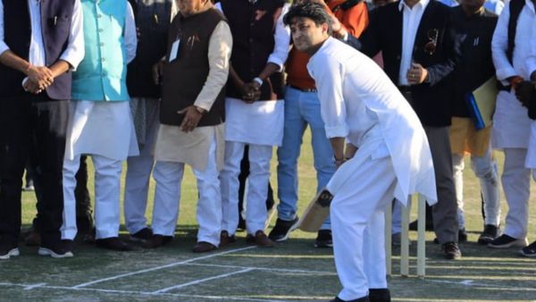 ಸ್ಟೇಡಿಯಂ ಉದ್ಘಾಟನೆ ವೇಳೆ ಕ್ರಿಕೆಟ್ ಪಂದ್ಯ: ಸಚಿವ ಜ್ಯೋತಿರಾದಿತ್ಯ ಸಿಂಧಿಯಾ ಹೊಡೆದ ಚೆಂಡು ತಗುಲಿ ಗಾಯಗೊಂಡ ಬಿಜೆಪಿ ಕಾರ್ಯಕರ್ತ