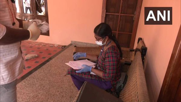 ಕೇಂದ್ರ ಸಚಿವರ ಮನೆ ಮೇಲೆ ಕಲ್ಲು ತೂರಾಟ