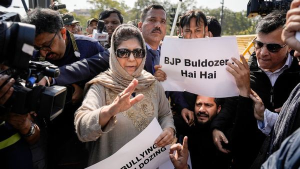 Mehbooba Mufti : ಮಾಜಿ ಮುಖ್ಯಮಂತ್ರಿ ಮೆಹಬೂಬಾ ಮುಫ್ತಿ ಬಂಧನ