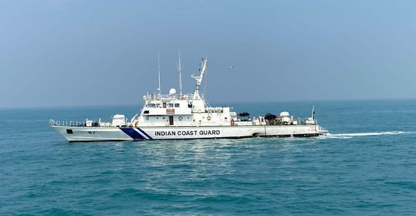 ಕರಾವಳಿ ಕಾವಲು ಪಡೆಯ 47ನೇ ದಿನಾಚರಣೆ: ಅರಬ್ಬೀ ಸಮುದ್ರದಲ್ಲಿ ಕೊಸ್ಟ್‌ಗಾರ್ಡ್‌ನಿಂದ ವಿವಿಧ ಕಸರತ್ತು