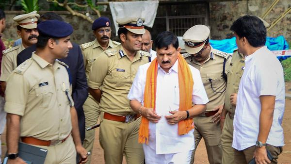 ಚುನಾವಣೆ ಹತ್ತಿರವಾಗುತ್ತಿದಂತೆ ರೌಡಿ ಶೀಟರ್‌ಗಳ ಪಟ್ಟಿಯಿಂದ 7000 ಕ್ಕೂ ಹೆಚ್ಚು ಹೆಸರು ಕೈಬಿಟ್ಟ ಸರ್ಕಾರ: ಹುಟ್ಟಿಕೊಂಡ ಅನುಮಾನ