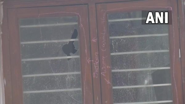 ಸಂಸದ ಅಸಾದುದ್ದೀನ್‌ ಓವೈಸಿ ಅವರ ನಿವಾಸದ ಮೇಲೆ ಕಲ್ಲು ತೂರಾಟ