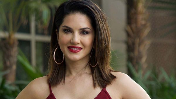 Breaking: ಸನ್ನಿ ಲಿಯೋನ್ ಭಾಗವಹಿಸಬೇಕಿದ್ದ ಫ್ಯಾಶನ್ ಶೋ ಸ್ಥಳದ ಬಳಿ ಪ್ರಬಲ ಸ್ಫೋಟ- ಗ್ರೆನೇಡ್‌ ದಾಳಿ ಶಂಕೆ