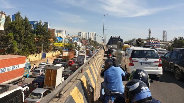 Aero India 2023 : ಯಲಹಂಕ ರಸ್ತೆಯಲ್ಲಿ ಕಿಮೀಗಟ್ಟಲೇ ಟ್ರಾಫಿಕ್‌ ಜಾಂ