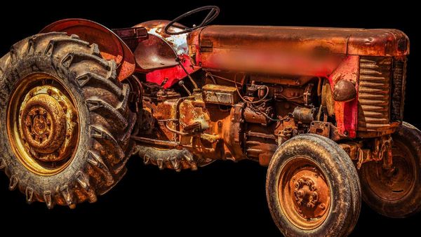 Ghost drive tractor: ಇದ್ದಕ್ಕಿದ್ದಂತೆ ಮುಂದಕ್ಕೆ ಸಾಗಿ ವಾಹನಗಳನ್ನು ಪುಡಿಪುಡಿ ಮಾಡಿದ ಚಾಲಕನಿಲ್ಲದ ಟ್ರ್ಯಾಕ್ಟರ್!