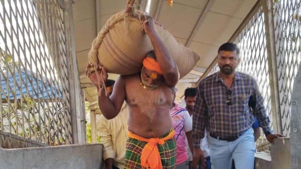 ಹನುಮ ಭಕ್ತನ ಸಾಹಸ: 101 ಕೆಜಿ ಜೋಳದ ಚೀಲ ಹೊತ್ತು ಅಂಜನಾದ್ರಿ ಬೆಟ್ಟ ಹತ್ತಿದ 46ರ ರಾಯಪ್ಪ
