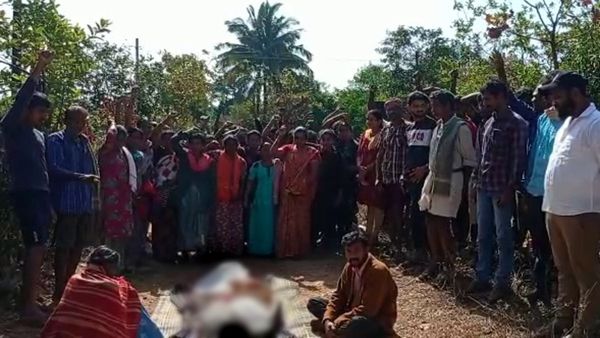 ಕಾಫಿನಾಡಿನಲ್ಲಿ ನಕಲಿ ಮದ್ಯಕ್ಕೆ ವ್ಯಕ್ತಿ ಬಲಿ: ರಸ್ತೆ ಮಧ್ಯೆ ಶವವಿಟ್ಟು ಮಹಿಳೆಯರ ಪ್ರತಿಭಟನೆ