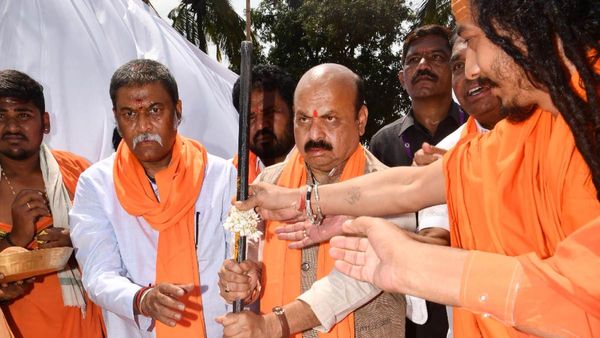 ಕರ್ನಾಟಕದ ಗ್ರಾಮಗಳಲ್ಲಿ ಮಹಾರಾಷ್ಟ್ರದ ಆರೋಗ್ಯ ಯೋಜನೆ: ಮತ್ತೆ ಭುಗಿಲೆದ್ದ ವಿವಾದ- ಬೊಮ್ಮಾಯಿಗೆ ಸಂಕಷ್ಟ