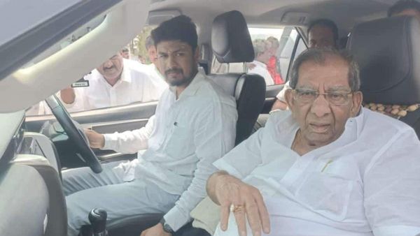 ಶಾಮನೂರು ಶಿವಶಂಕರಪ್ಪ ಜೊತೆ ದರ್ಶನ್‌ ಪ್ರತ್ಯಕ್ಷ, ನಂಜನಗೂಡಿನಲ್ಲಿ ಗೆಲ್ತಾರಾ ಧ್ರುವನಾರಾಯಣ್‌ ಮಗ?