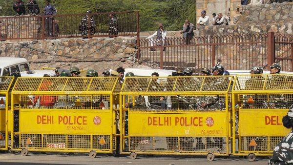 ದೆಹಲಿ: ಮಾಂಸ ಮಾರಾಟಗಾರರ ಮೇಲೆ ಪೊಲೀಸರು ಸೇರಿ ಏಳು ಮಂದಿಯಿಂದ ಹಲ್ಲೆ, ಮೂತ್ರ ವಿಸರ್ಜನೆ