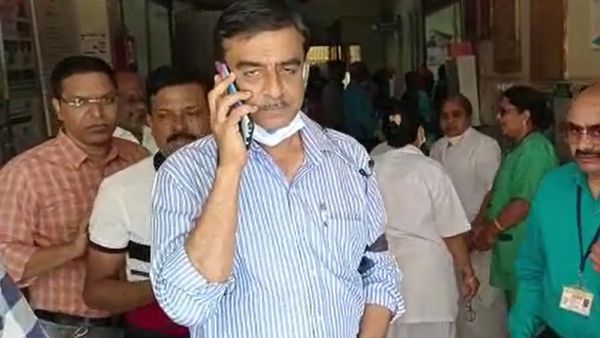 ಕೈಗೆ ಕಪ್ಪು ಪಟ್ಟಿ ಕಟ್ಟಿಕೊಂಡು ಕರ್ತವ್ಯಕ್ಕೆ ಹಾಜರಾದ ಧಾರವಾಡ ಜಿಲ್ಲಾಸ್ಪತ್ರೆಯ ಸಿಬ್ಬಂದಿ