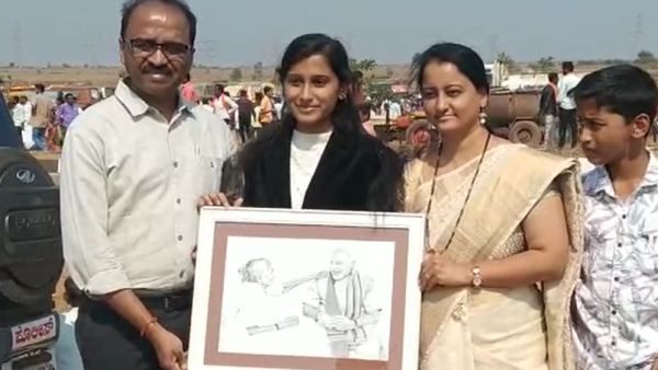 ಪ್ರಧಾನಿ ಮೋದಿಗೆ ತಾಯಿ ಪ್ರೀತಿ ನೆನಪಿಸುವ ಕಾಣಿಕೆ ನೀಡಿದ ಹುಬ್ಬಳ್ಳಿಯ ಯುವತಿ