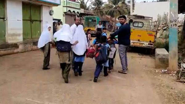 ಮಸೀದಿ, ಅಂಗನವಾಡಿಗಳ ಮೇಲೆ ಕಲ್ಲು ತೂರಾಟ: ಬೂದಿ ಮುಚ್ಚಿದ ಕೆಂಡದಂತಾದ ರಟ್ಟಿಹಳ್ಳಿ ಪಟ್ಟಣ