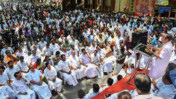 ಅಪ್ರಾಪ್ತೆ ಮೇಲೆ ದೌರ್ಜನ್ಯ: ಸ್ಪೀಕರ್ ವಿರುದ್ಧ ಭಾರೀ ಪ್ರತಿಭಟನೆಗೆ ಸಾಕ್ಷಿಯಾದ ಕೇರಳ ವಿಧಾನಸಭೆ