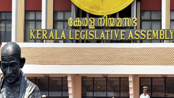 ಕೇರಳ: ಘರ್ಷಣೆ ನಿಯಂತ್ರಿಸುವ ಸ್ಪೀಕರ್ ಪ್ರಯತ್ನ ವಿಫಲ, ಆಡಳಿತ, ವಿಪಕ್ಷ, ಭದ್ರತಾ ಸಿಬ್ಬಂದಿ ಮೇಲೆ ಪ್ರಕರಣ