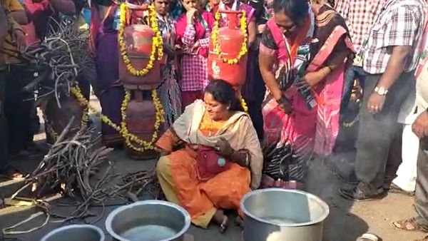 LPG Price Hike: ಹುಬ್ಬಳ್ಳಿಯಲ್ಲಿ ರಸ್ತೆಗಿಳಿದು ಸರ್ಕಾರದ ವಿರುದ್ಧ 