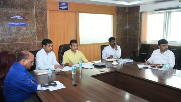 ಕರ್ನಾಟಕ ಚುನಾವಣೆ: ಬೆಂಗಳೂರಿನಲ್ಲಿ ಜನಪ್ರತಿನಿಧಿಗಳ ಹೆಸರು, ಭಾವಚಿತ್ರ ತೆರವಿಗೆ ಚುನಾವಣಾಧಿಕಾರಿ ಸೂಚನೆ