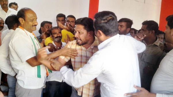 ಸಚಿವ ನಾರಾಯಣ ಗೌಡ ಕಾಂಗ್ರೆಸ್‌ ಸೇರ್ಪಡೆಗೆ ತೀವ್ರ ವಿರೋಧ: ಜಿಲ್ಲಾಧ್ಯಕ್ಷರ ಕಾರಿಗೆ ಮೊಟ್ಟೆ ಎಸೆದ ಕಾರ್ಯಕರ್ತರು