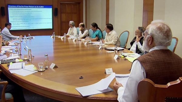 ಬಜೆಟ್ ಅಧಿವೇಶನ ಮೊಟಕು: ಸ್ಪೀಕರ್ ಭೇಟಿಗೆ ತೆರಳಿದ ಪ್ರಧಾನಿ ಮೋದಿ ಮತ್ತು ಸಚಿವರು