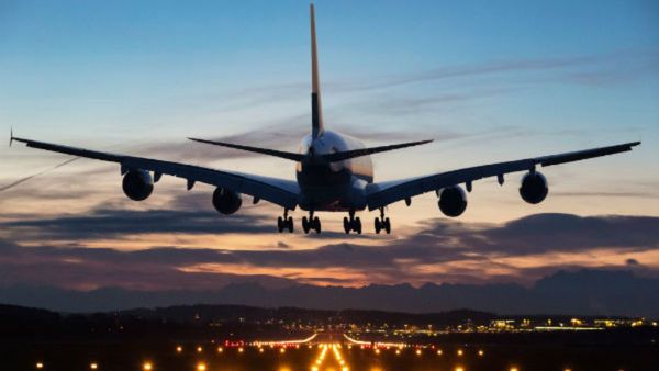 US: ವಿಮಾನದೊಳಗೆ ತುರ್ತು ಬಾಗಿಲು ತೆರೆದು, ಸಿಬ್ಬಂದಿ ಮೇಲೆ ದಾಳಿ ಮಾಡಿದ ಪ್ರಯಾಣಿಕ