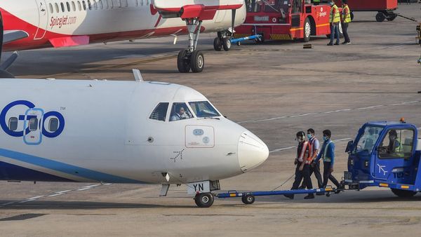 ಬೆಂಗಳೂರಿಗೆ ಬರುತ್ತಿದ್ದ ವಿಮಾನದ ಶೌಚಾಲಯದಲ್ಲಿ ಕದ್ದುಮುಚ್ಚಿ ಧೂಮಪಾನ ಮಾಡಿದ ಯುವತಿ- ಅಪಾಯ ತಂದಿಟ್ಟಿದ್ದಕ್ಕೆ ಬಂಧನ