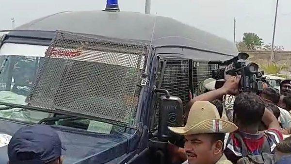 Bengaluru-Mysuru expressway: ಟೋಲ್‌ ಸಂಗ್ರಹ ವಿರೋಧಿಸಿ ಪ್ರತಿಭಟನೆ: ನಿಖಿಲ್‌ ಕುಮಾರಸ್ವಾಮಿ ಪೊಲೀಸರ ವಶಕ್ಕೆ