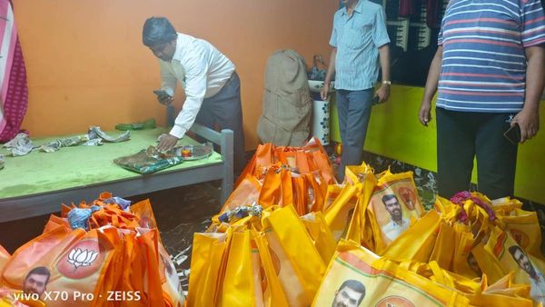 ಶ್ರೀರಂಗಪಟ್ಟಣ: BJP ಟಿಕೆಟ್‌ ಆಕಾಂಕ್ಷಿ ಭಾವಚಿತ್ರವಿರುವ 500ಕ್ಕೂ ಹೆಚ್ಚು ಗಿಫ್ಟ್‌ ಬ್ಯಾಗ್‌ಗಳು ಚುನಾವಣಾ ಸಿಬ್ಬಂದಿ ಪಶಕ್ಕೆ