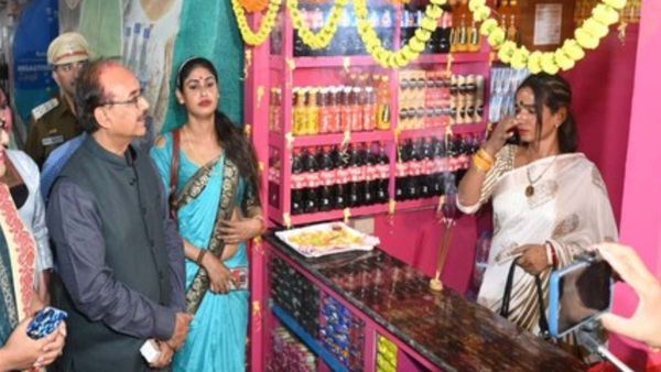 ಗುವಾಹಟಿ ರೈಲು ನಿಲ್ದಾಣದಲ್ಲಿ ಮಂಗಳಮುಖಿಯರ ಮೊದಲ ಟೀ ಸ್ಟಾಲ್ ಉದ್ಘಾಟನೆ