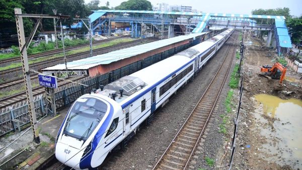 Vande Bharat Express: ಪಶ್ಚಿಮ ಬಂಗಾಳದಲ್ಲಿ ಮತ್ತೆ ವಂದೇ ಭಾರತ್ ಎಕ್ಸ್‌ಪ್ರೆಸ್ ಮೇಲೆ ಕಲ್ಲು ತೂರಾಟ