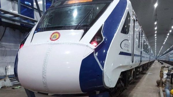 Vande Bharat Express: ಚೈನ್ನೈ-ಮೈಸೂರು ಮಾರ್ಗದಲ್ಲಿ ಸಂಚರಿಸುವ ವಂದೇ ಭಾರತ್‌ ಎಕ್ಸ್‌ಪ್ರೆಸ್‌ ರೈಲಿನ ಅದ್ಭುತ ವಿಡಿಯೋ ವೈರಲ್‌