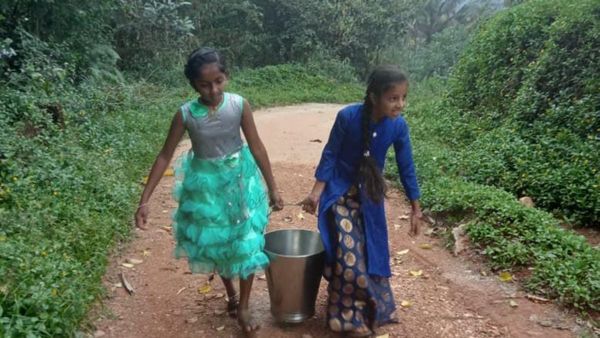 ಸರ್ಕಾರಿ ಶಾಲೆಯ ಅವ್ಯವಸ್ಥೆ: ವಿದ್ಯಾರ್ಥಿಗಳು ನೀರು ಹೊತ್ತು ತಂದರಷ್ಟೇ ಮಧ್ಯಾಹ್ನದ ಬಿಸಿಯೂಟ