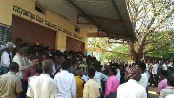 ಚಾಮರಾಜನಗರ ಜಿಲ್ಲೆಯಲ್ಲಿ ಹತ್ತಿ ಬೀಜಕ್ಕಾಗಿ ಪರದಾಟ, ಆಕ್ರೋಶಗೊಂಡ ಅನ್ನದಾತ