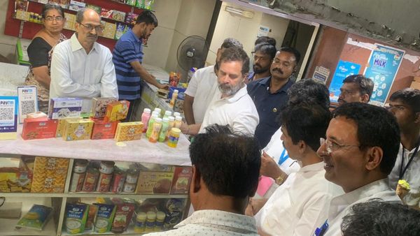 ಕರ್ನಾಟಕಕ್ಕೆ ಅಮುಲ್ ಪ್ರವೇಶದ ಗದ್ದಲ: ನಂದಿನಿ ಐಸ್ ಕ್ರೀಂ ಸವಿದ ರಾಹುಲ್ ಗಾಂಧಿ