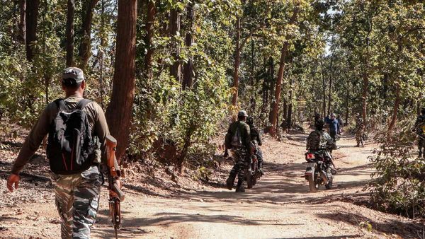 ಛತ್ತೀಸ್‌ಗಢದಲ್ಲಿ ನಕ್ಸಲರ ಅಟ್ಟಹಾಸ; 10 ಪೊಲೀಸರು ಹುತಾತ್ಮ