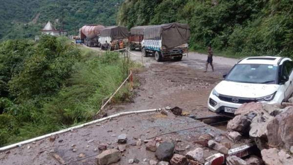 Char Dham Yatra: ಉತ್ತರಾಖಂಡ್‌ನ ಚಮೋಲಿ ಬಳಿ ಗುಡ್ಡ ಕುಸಿತ: ಬದರಿನಾಥ್ ಹೆದ್ದಾರಿ ಬಂದ್