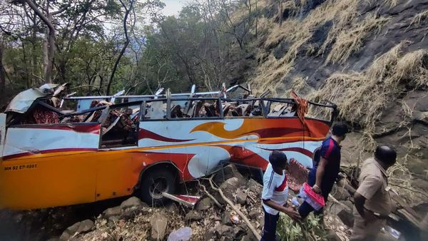 ಕಣಿವೆಗೆ ಬಿದ್ದ ಬಸ್, 12 ಜನರ ದಾರುಣ ಸಾವು