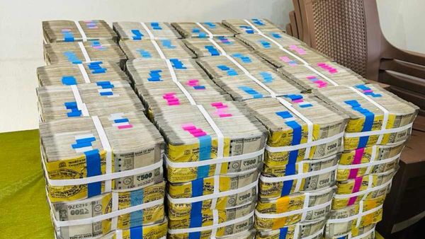 ಬಾಗಲಕೋಟೆ: ಅಕ್ರಮವಾಗಿ ಸಾಗಿಸುತ್ತಿದ್ದ ಕೋಟ್ಯಂತರ ರೂ.ಜಪ್ತಿ, ಐವರು ಪೊಲೀಸ್ ವಶಕ್ಕೆ