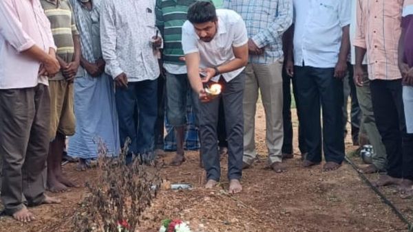 ಹೆಗ್ಗವಾಡಿ: ತಂದೆ ಧ್ರುವನಾರಾಯಣ ಮತ್ತು ಅಜ್ಜ-ಅಜ್ಜಿ ಸಮಾಧಿಗೆ ಪೂಜೆ ಸಲ್ಲಿಸಿ ಪ್ರಚಾರ ಆರಂಭಿಸಿದ ದರ್ಶನ್‌ ಧ್ರುವನಾರಾಯಣ