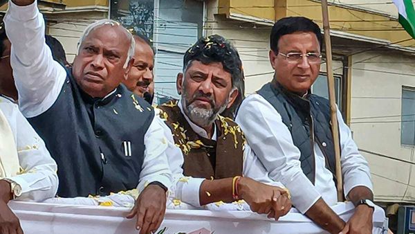 ರಹಸ್ಯ ಸಭೆ ನಡೆಸಿದ ಕಾಂಗ್ರೆಸ್ ನಾಯಕರು : ಲಿಂಗಾಯತ ಅಸ್ತ್ರಕ್ಕೆ ಪ್ರತಿತಂತ್ರಕ್ಕೆ ಪ್ಲ್ಯಾನ್