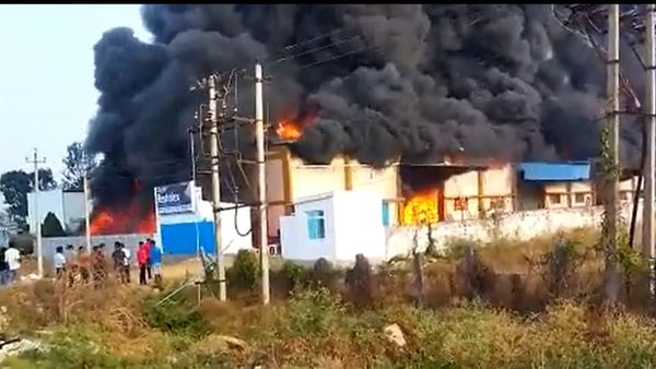 ಬೆಂಗಳೂರಿನಲ್ಲಿ ಅಗ್ನಿ ದುರಂತ: ಕರ್ಲಾನ್ ಕಾರ್ಖಾನೆಯಲ್ಲಿ ಧಗಧಗಿಸಿದ ಬೆಂಕಿ