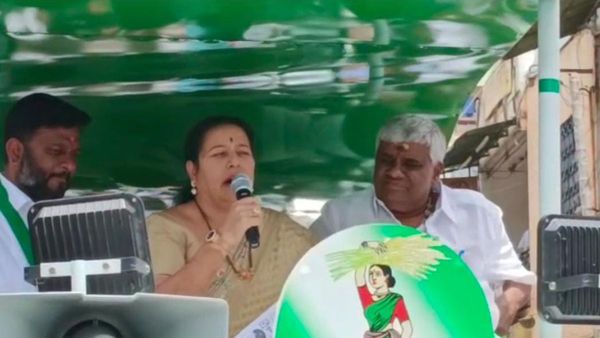 ಹಾಸನದಲ್ಲಿ ಜೆಡಿಎಸ್‌ ಅಭ್ಯರ್ಥಿ ಪರ ಪ್ರಚಾರಕ್ಕಿಳಿದ ಎಚ್‌.ಡಿ.ರೇವಣ್ಣ ದಂಪತಿ