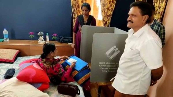 Actress Leelavathi : ಮನೆಯಿಂದಲೇ ಮತದಾನ ಮಾಡಿದ ಹಿರಿಯ ನಟಿ ಲೀಲಾವತಿ