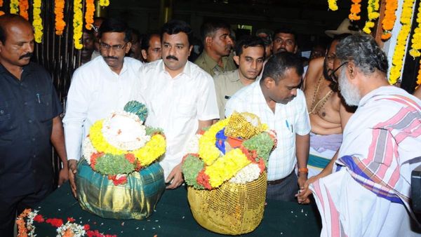 ಮೇಲುಕೋಟೆಯತ್ತ ಸಾಗಿದ ವೈರಮುಡಿ-ರಾಜಮುಡಿ ಕಿರೀಟಗಳು: ದಾರಿಯುದ್ದಕ್ಕೂ ಸ್ವಾಗತಿಸಿ ಬೀಳ್ಕೊಟ್ಟ ಭಕ್ತರು