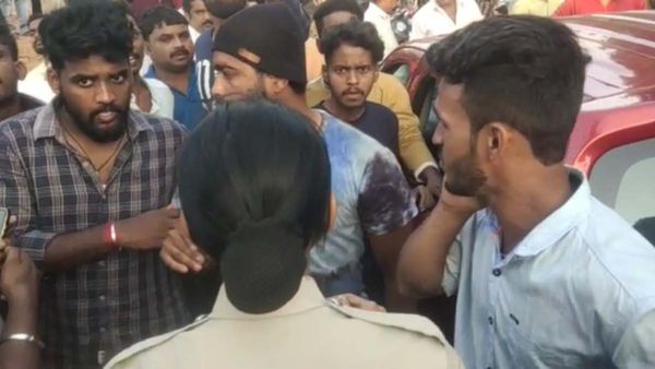 ಬಸ್‌ನಲ್ಲಿ ಯುವತಿ ಜೊತೆ ಮಾತನಾಡಿದ್ದಕ್ಕೆ ಅನ್ಯಕೋಮಿನ ಯುವಕನ ಮೇಲೆ ಹಲ್ಲೆ