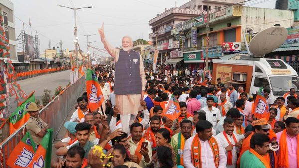 ನರೇಂದ್ರ ಮೋದಿ ರೋಡ್ ಶೋ ಎಫೆಕ್ಟ್: ಕಲ್ಯಾಣ ಮಂಟಪಕ್ಕೆ ಬಾರದ ಮದುಮಗ, ಬೈಕ್‌ನಲ್ಲಿ ತೆರಳಿದ ಮದುಮಗಳು