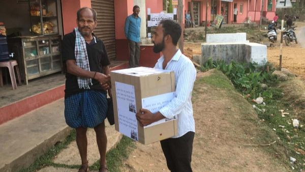 ಶೃಂಗೇರಿ ಕ್ಷೇತ್ರದಲ್ಲಿ ಜನರ ಬಳಿ ದೇಣಿಗೆ ಸಂಗ್ರಹ ಮಾಡಿ ಗಮನ ಸೆಳೆದ ಕಾಂಗ್ರೆಸ್‌ ಮುಖಂಡ