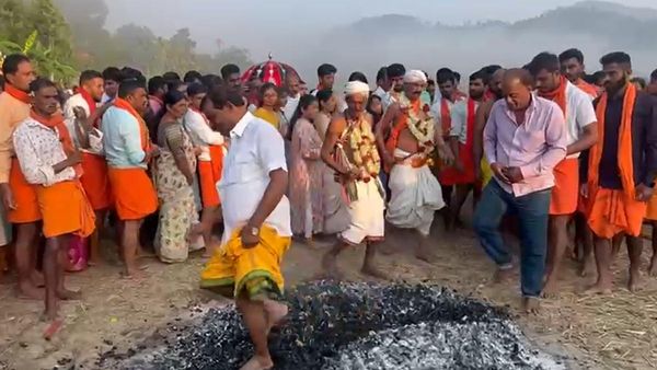 ಕಳಸ: ಕೆಂಡ ತುಳಿದು ಬೀರಲಿಂಗೇಶ್ವರ ಸ್ವಾಮಿಗೆ ಭಕ್ತಿ ಸಮರ್ಪಿಸಿದ ಮೂಡಿಗೆರೆ ಶಾಸಕ ಎಂ.ಪಿ.ಕುಮಾರಸ್ವಾಮಿ