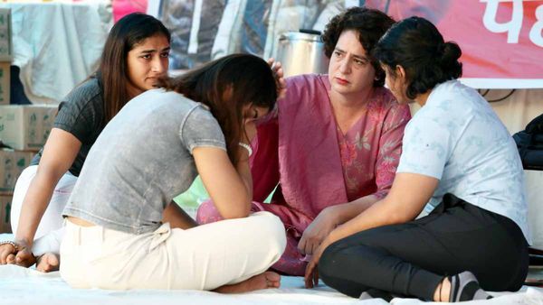 ಕರ್ನಾಟಕ ಚುನಾವಣಾ ಪ್ರಚಾರದಿಂದ ಸೀದಾ ಕುಸ್ತಿಪಟುಗಳ ಪ್ರತಿಭಟನಾ ಸ್ಥಳಕ್ಕೆ ಪ್ರಿಯಾಂಕಾ ಗಾಂಧಿ!